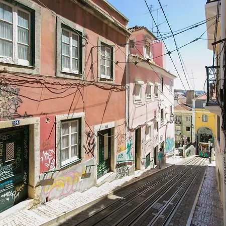 Joivy Inviting Flat Next To Bica Elevator 아파트 *