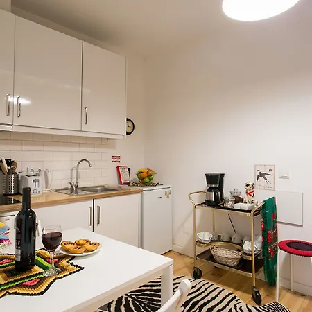 Joivy Inviting Flat Next To Bica Elevator Lisbon