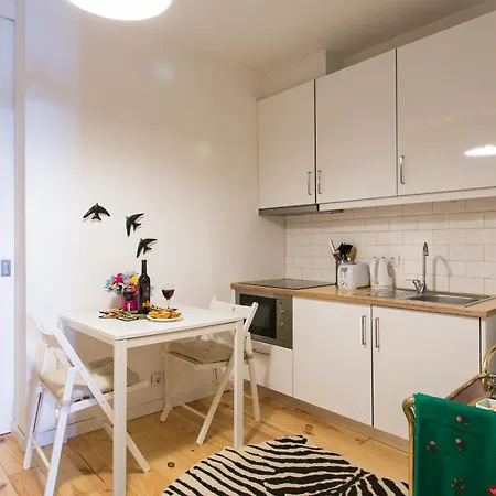 Joivy Inviting Flat Next To Bica Elevator Apartment *