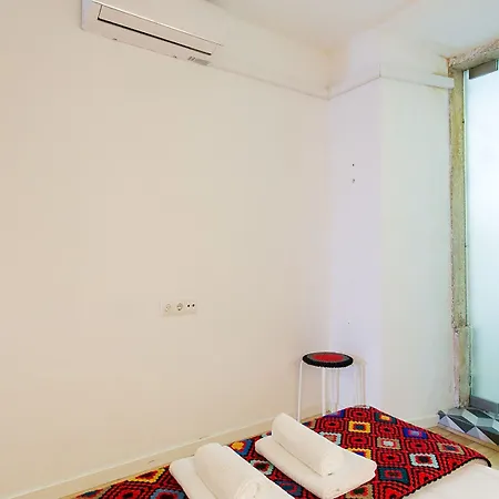 Joivy Inviting Flat Next To Bica Elevator *
