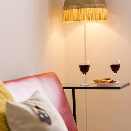 Apartment Joivy Inviting Flat Next To Bica Elevator Lisbon