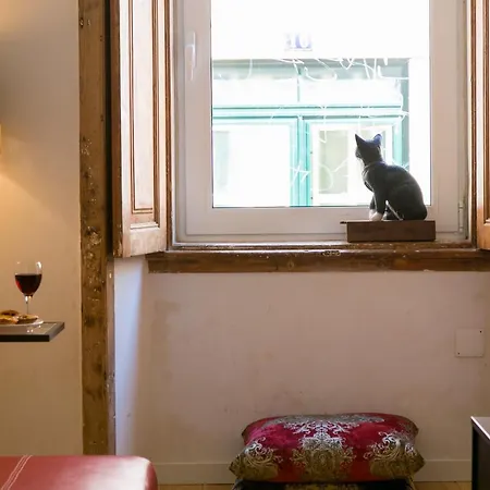 Joivy Inviting Flat Next To Bica Elevator Apartment Lisbon