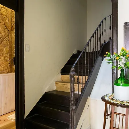 Joivy Inviting Flat Next To Bica Elevator